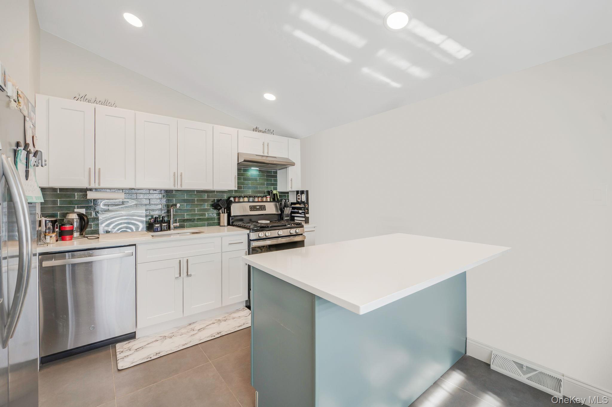 16 Riviera Parkway Lindenhurst, NY 11757 - Photo 10 of 29