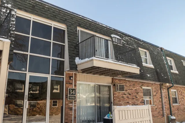 $140,000 | 9958 South 84th Terrace, Unit 306, Palos Hills, IL 60465