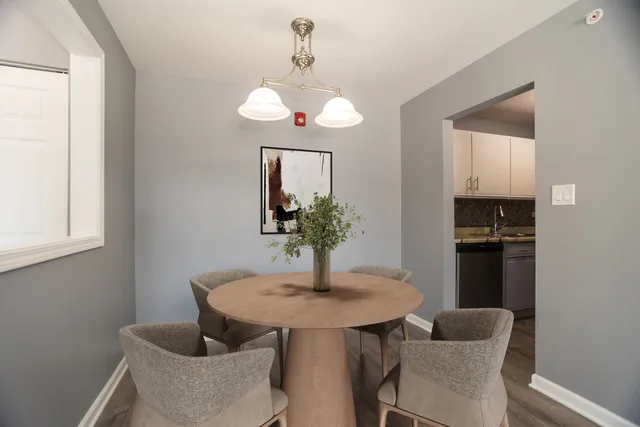 $140,000 | 9958 South 84th Terrace, Unit 306, Palos Hills, IL 60465