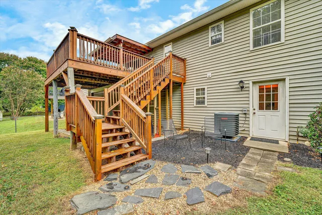a view of entryway with yard