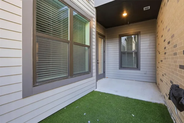 a view of house with backyard and porch