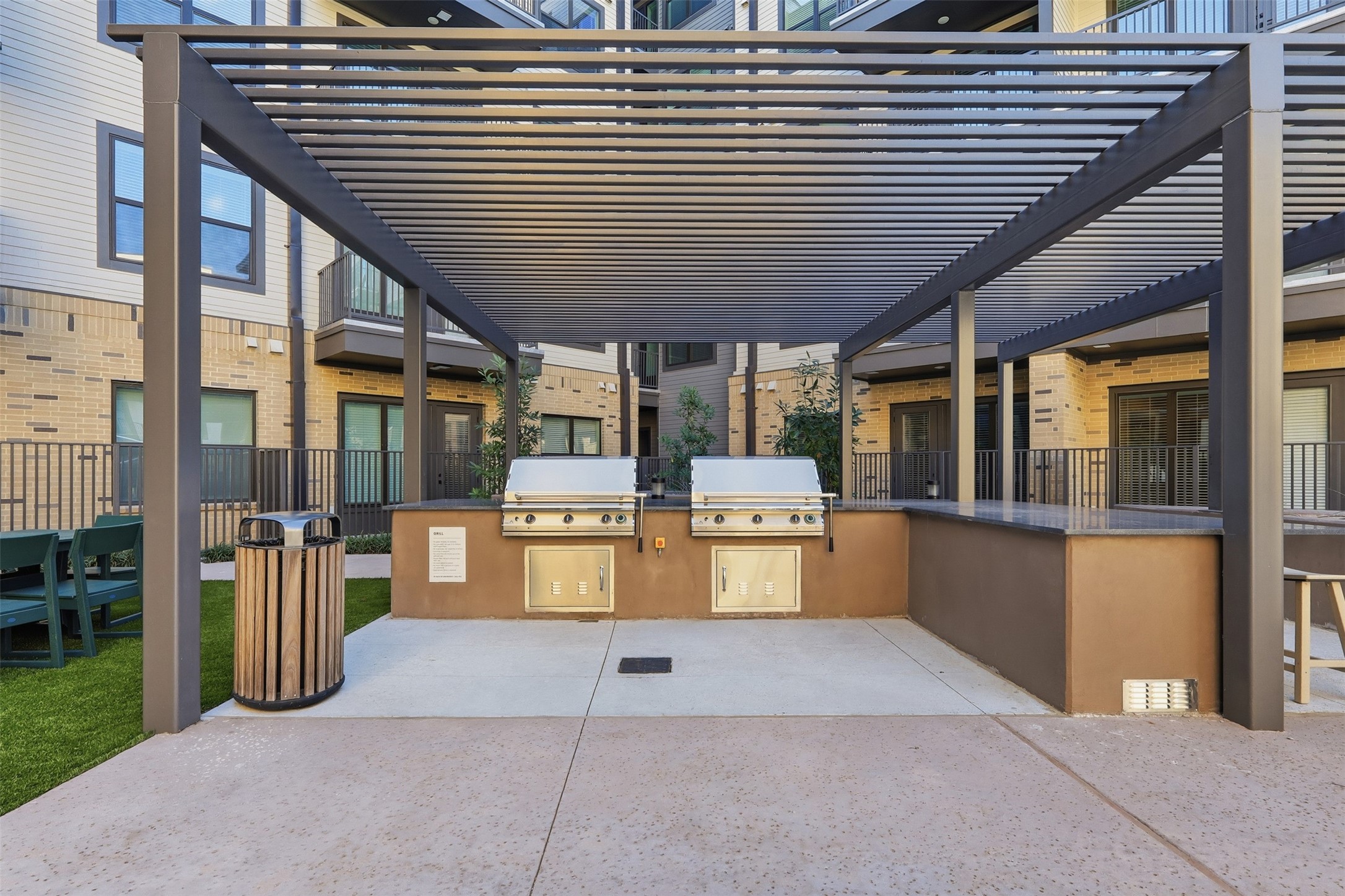 1950 Winrock Boulevard, Unit B2 Houston, TX 77057 - Photo 29 of 32 a view of a kitchen with a stove