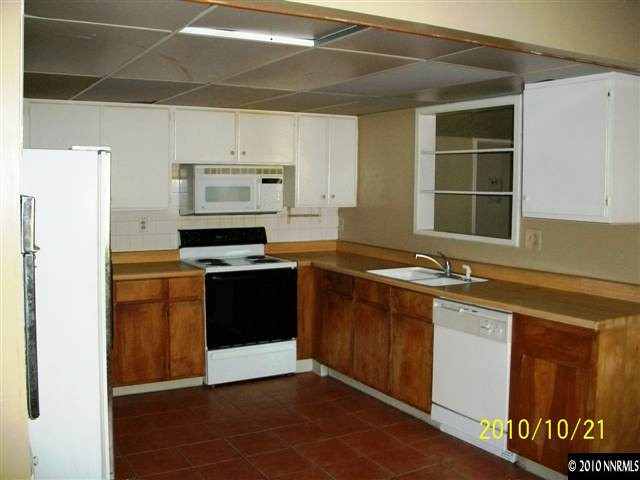 4531 Azalea Drive Reno, NV 89502 - Photo 2 of 10 a kitchen with granite countertop a stove and a refrigerator