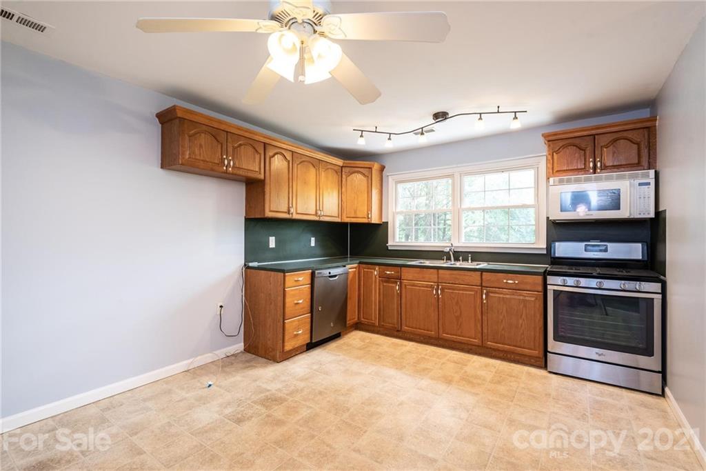 4663 Pittstown Road Hickory, NC 28602 - Photo 8 of 44 Gallery Image 8