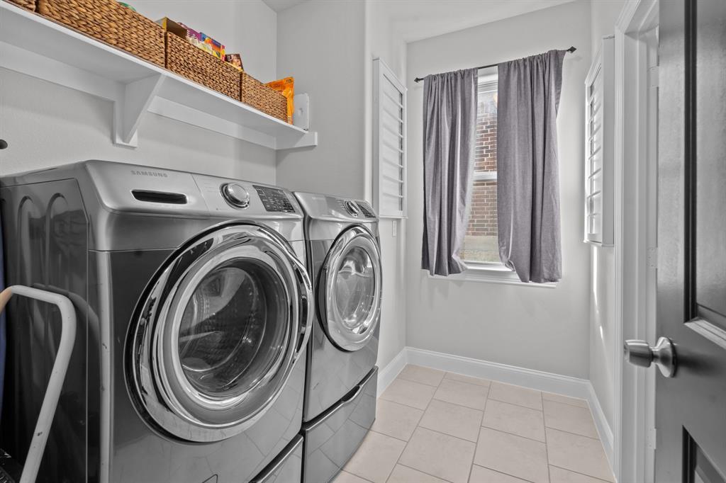 220 Flower Ridge Drive Fort Worth, TX 76108 - Photo 11 of 34 a view of livingroom with washer and dryer