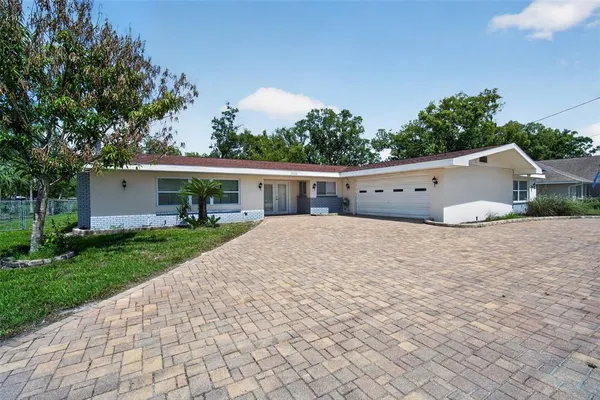 a view of a house with a yard