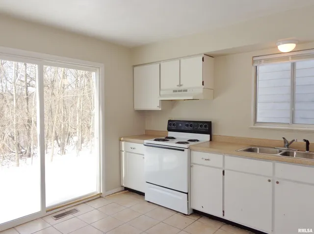 $899 | 4726 West Merol Court, Unit A, Peoria, IL 61604