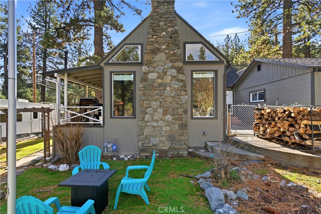 5652 Sycamore Street Wrightwood, CA 92397 - Photo 6 of 50 a front view of a house with garden