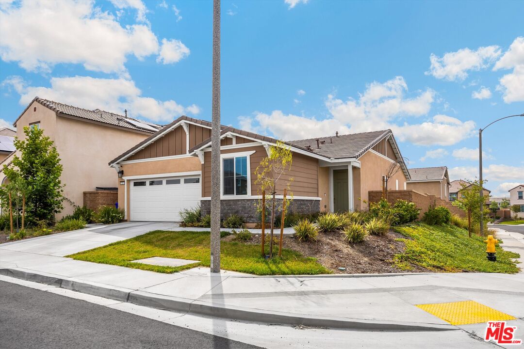 519 Tucker Avenue Rialto, CA 92377 - Photo 35 of 45 a view of a house with swimming pool and sitting area