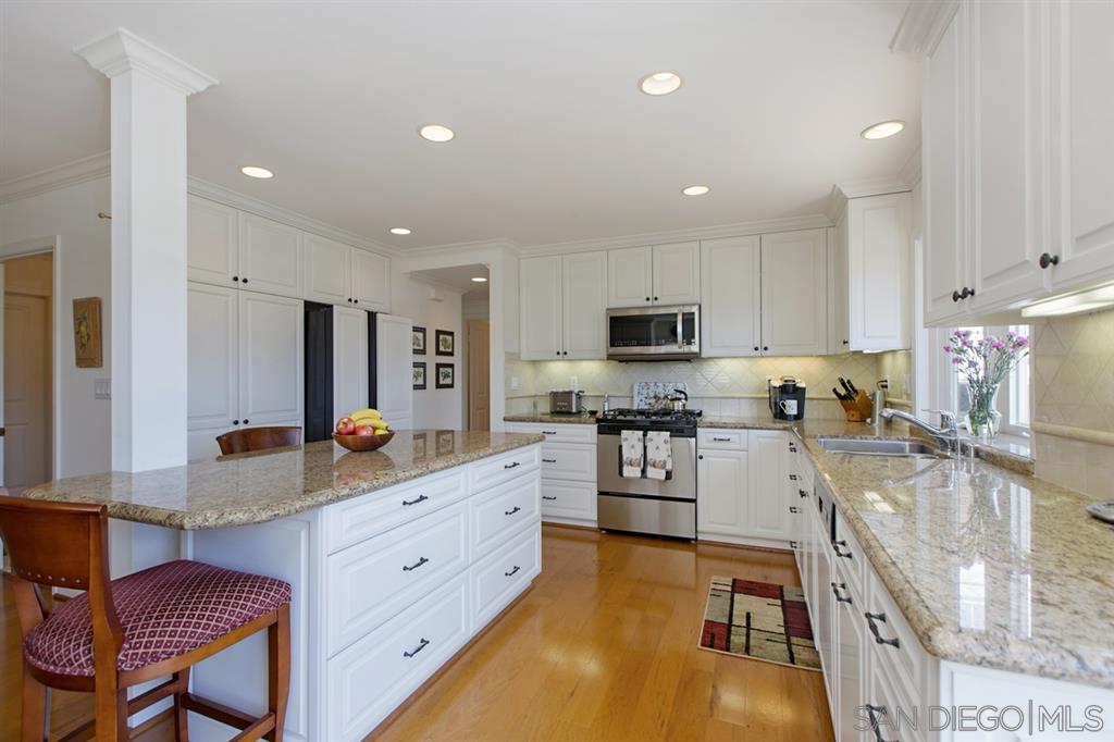 7980 Via Capri La Jolla, CA 92037 - Photo 4 of 25