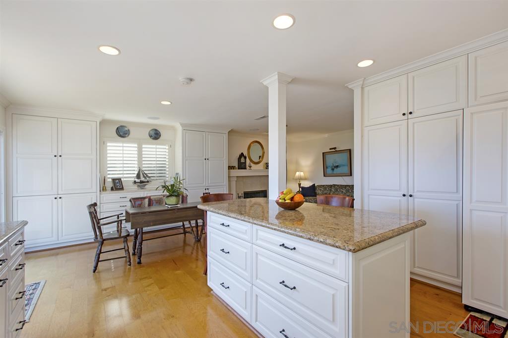 7980 Via Capri La Jolla, CA 92037 - Photo 5 of 25