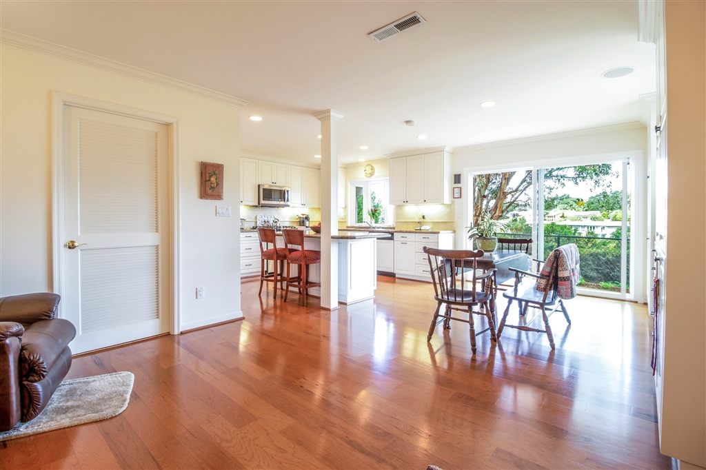 7980 Via Capri La Jolla, CA 92037 - Photo 6 of 25