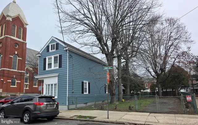 a car parked in front of a white house