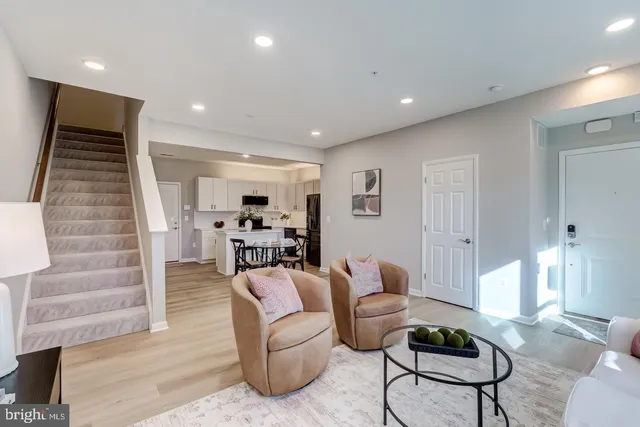 $3,050 | 44848 Tiverton Square, Ashburn, VA 20147