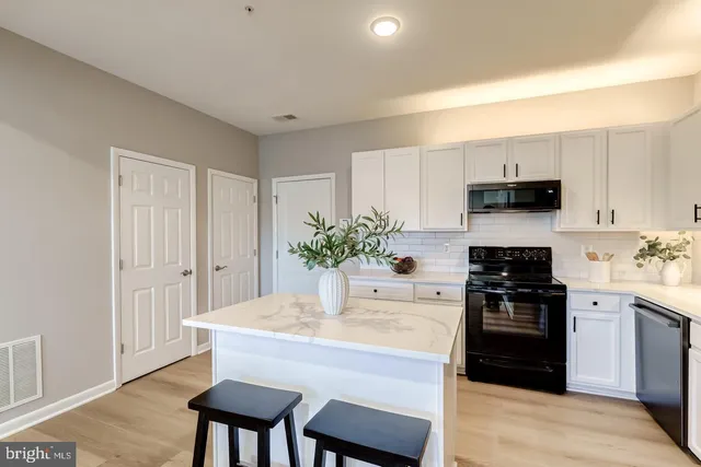 $3,050 | 44848 Tiverton Square, Ashburn, VA 20147