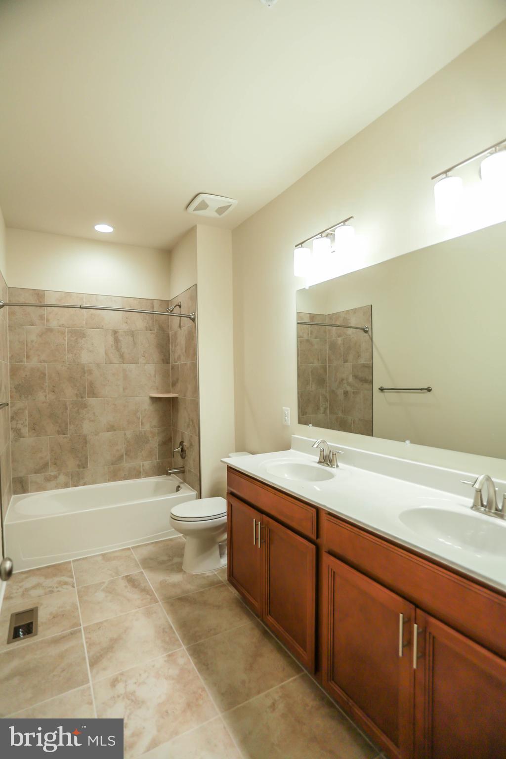 7142 Proclamation Place Frederick, MD 21703 - Photo 28 of 42 Full Hall Bathroom