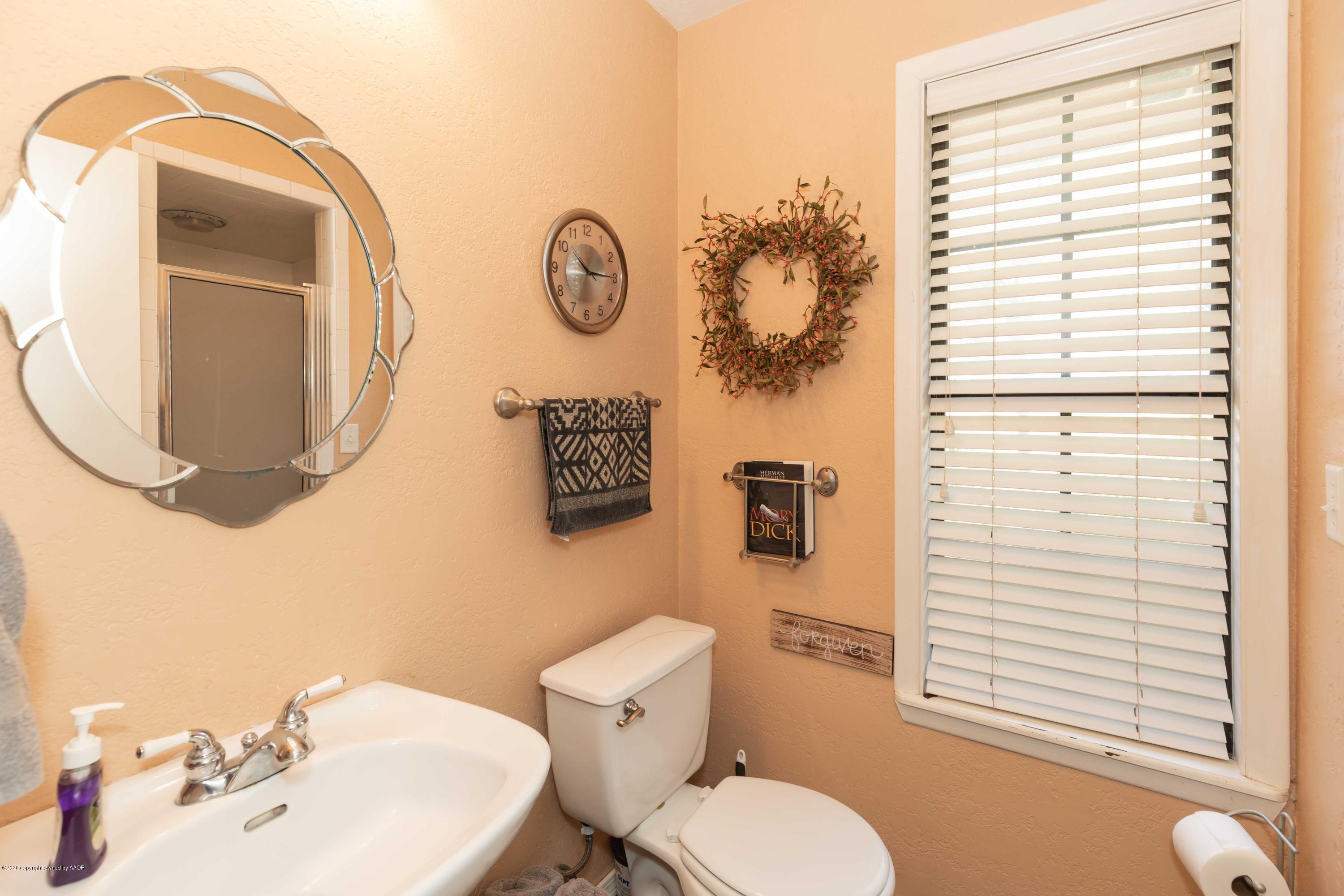 8950 West Country Club Road Canyon, TX 79015 - Photo 34 of 59 BATHROOM 3 VIEW 1