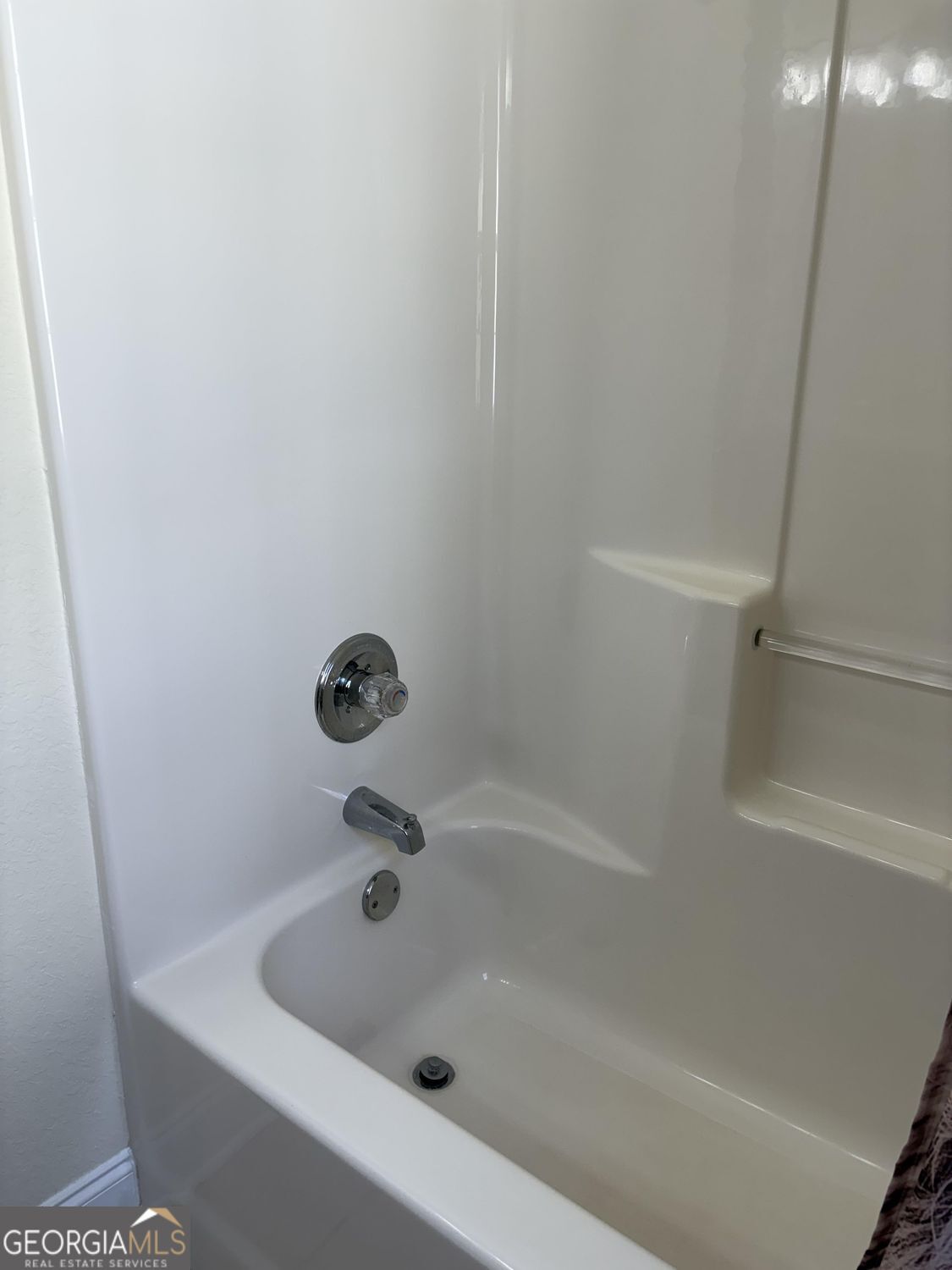 74 Lockerbie Court, Unit 202 Clayton, GA 30525 - Photo 21 of 23 guest tub.jpg