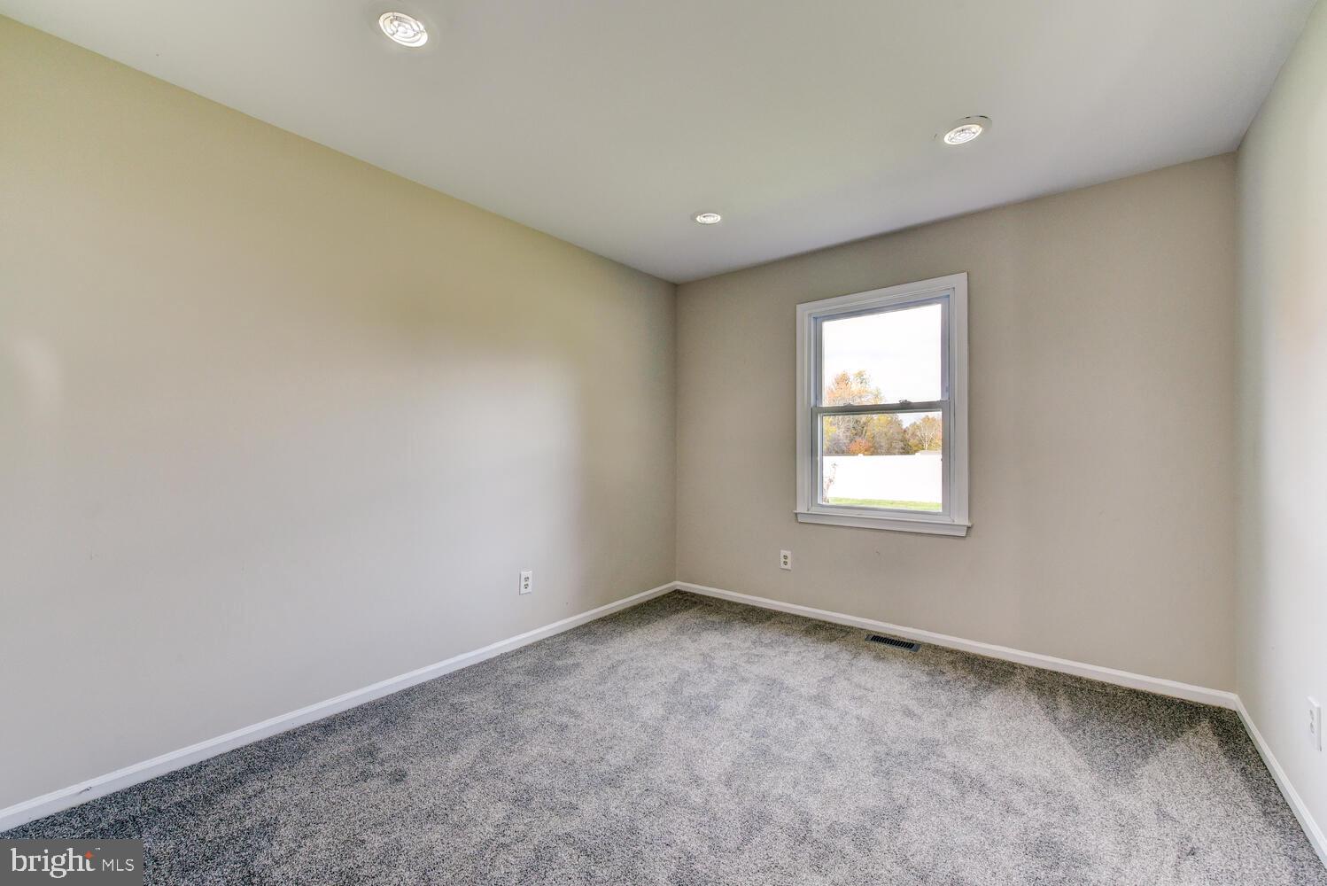 5 Glengarry Way Princeton Junction, NJ 08550 - Photo 37 of 63 an empty room with a window