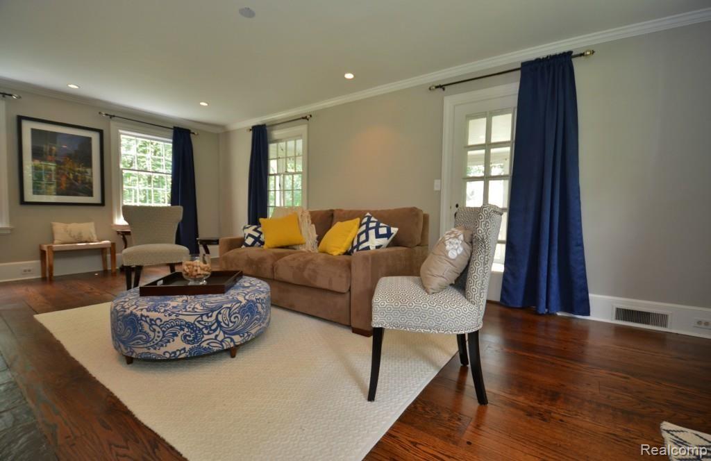 32401 Romsey Road Franklin, MI 48025 - Photo 15 of 30 living room (2).jpg