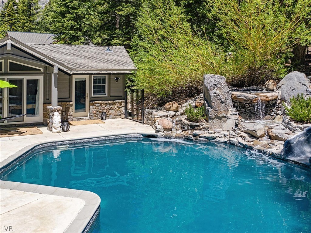714 Champagne Road Incline Village, NV 89451 - Photo 28 of 29 a swimming pool with outdoor seating and yard