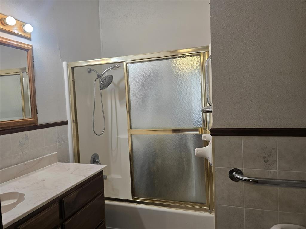324 East Liberty Street Pilot Point, TX 76258 - Photo 9 of 22 Bathroom with out decor