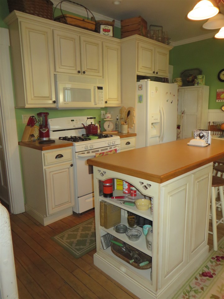 81 Appleton Street Manchester, NH 03104 - Photo 4 of 38