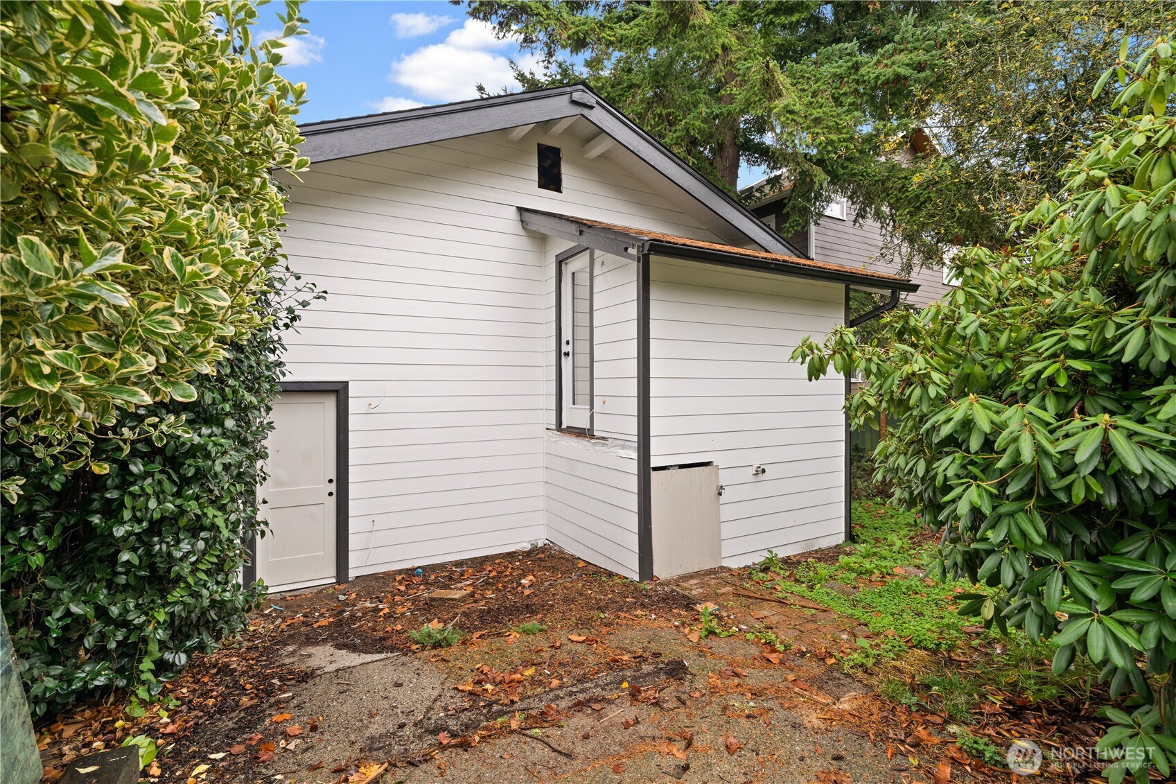 2212 North 46th Street Seattle, WA 98103 - Photo 21 of 25 a small white house with a outdoor space