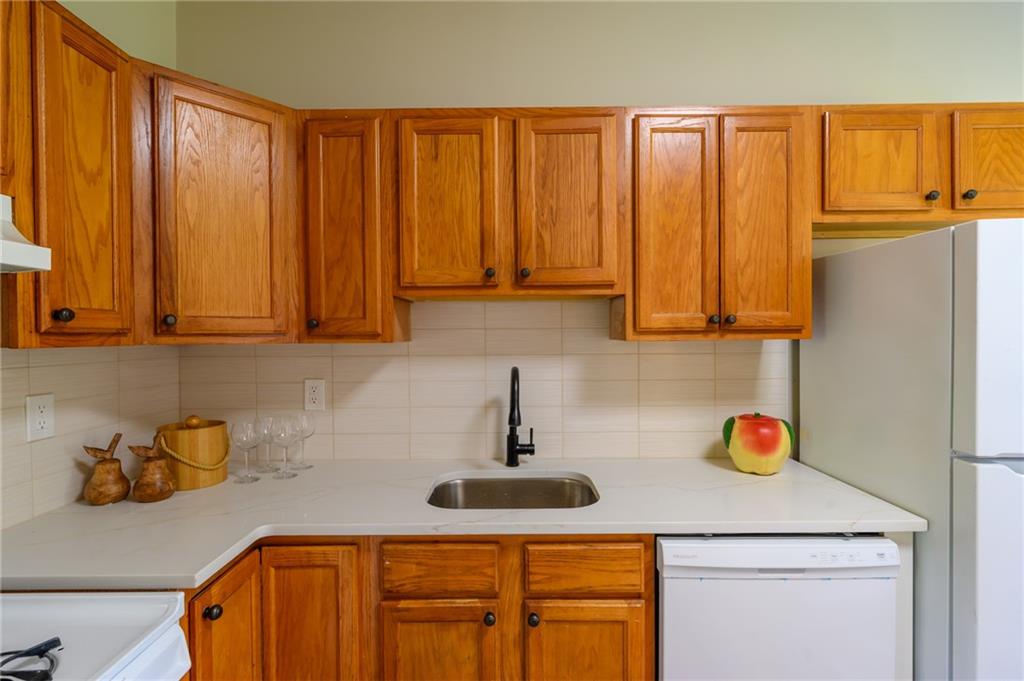 2437 Bruce Way Pittsburgh, PA 15218 - Photo 7 of 24 Gallery Image 7