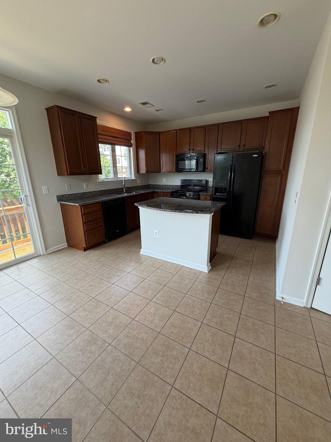 42724 Redpath Terrace Ashburn, VA 20147 - Photo 3 of 14 Modern kitchen with ample space.