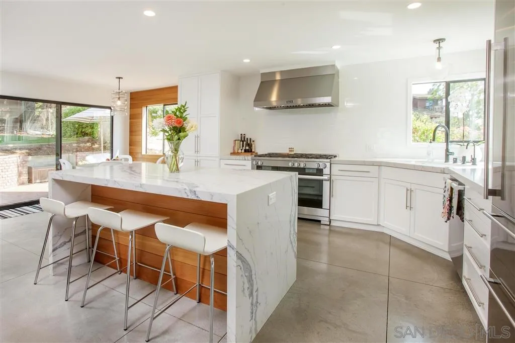 502 South Rios Avenue Solana Beach, CA 92075 - Photo 6 of 25 Gallery Image 6