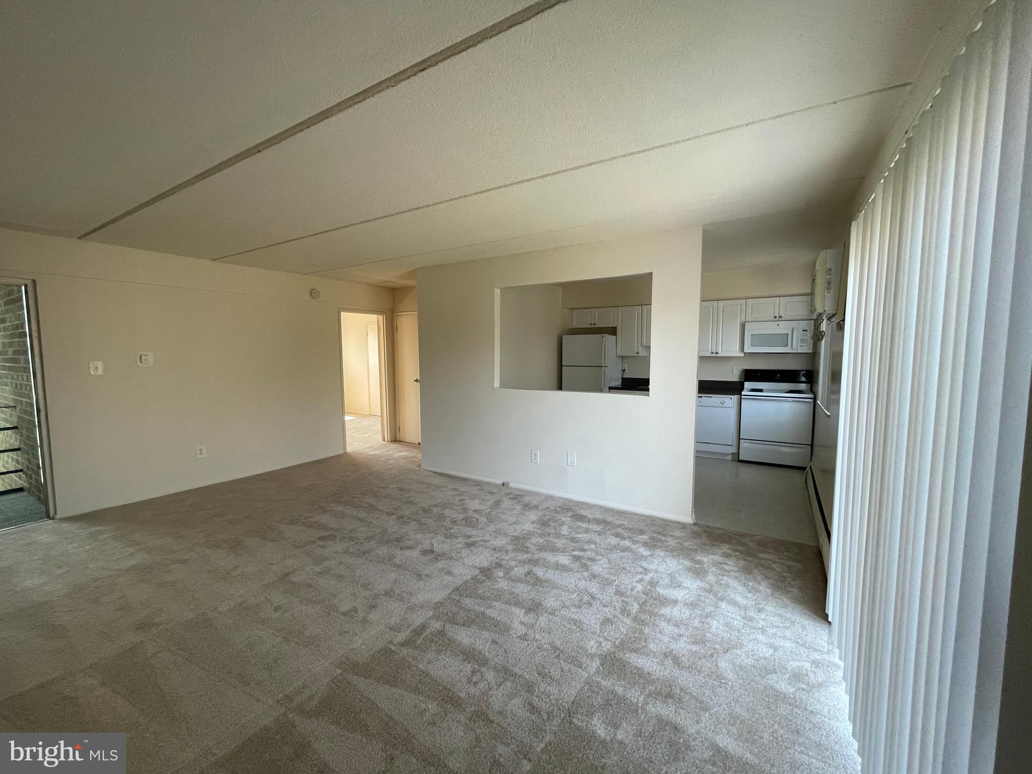 733 Naamans Road, Unit 15E Claymont, DE 19703 - Photo 2 of 8 Living Area