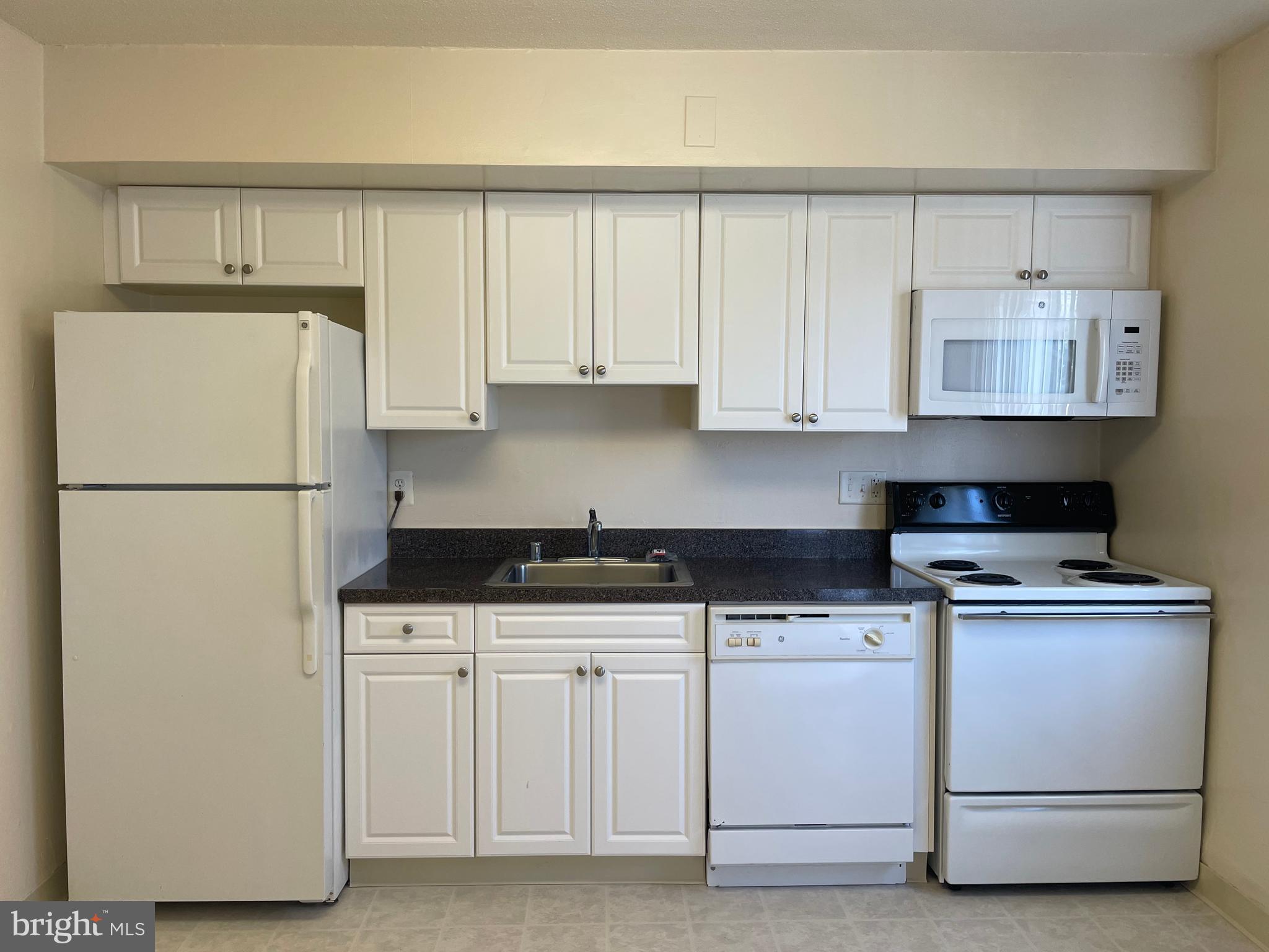 733 Naamans Road, Unit 15E Claymont, DE 19703 - Photo 3 of 8 Kitchen
