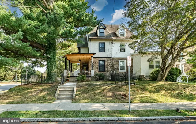 a view of a house with a small yard and plants