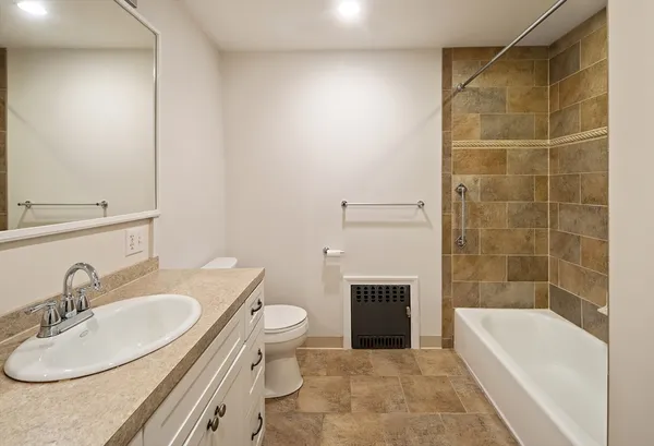 $2,400 | 97 Winthrop Shore Drive, Unit 1R, Winthrop, MA 02152