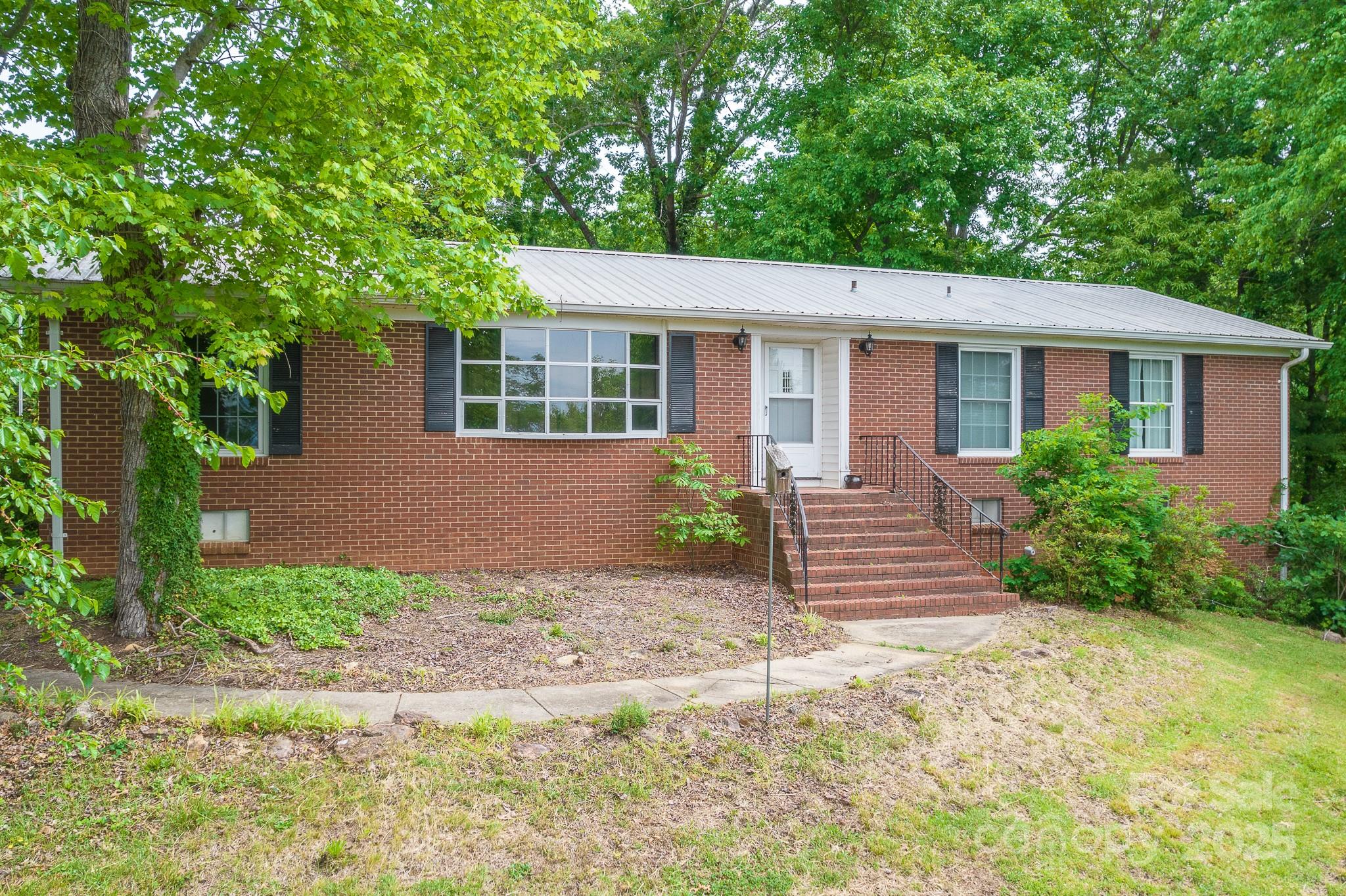 466 Shiloh Church Road Hickory, NC 28601 - Photo 1 of 45 front view of a house with a yard