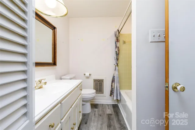 an empty room with closet and a ceiling fan