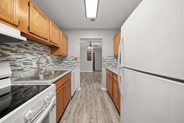 $159,900 | 10308 Circle Drive, Unit 301, Oak Lawn, IL 60453