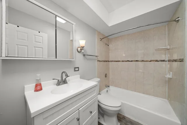 $159,900 | 10308 Circle Drive, Unit 301, Oak Lawn, IL 60453