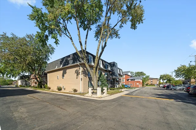 $159,900 | 10308 Circle Drive, Unit 301, Oak Lawn, IL 60453