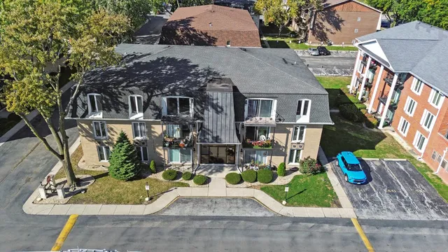 $159,900 | 10308 Circle Drive, Unit 301, Oak Lawn, IL 60453