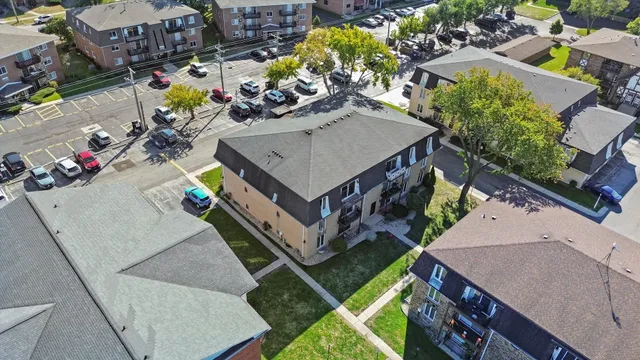 $159,900 | 10308 Circle Drive, Unit 301, Oak Lawn, IL 60453