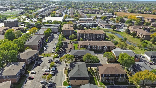 $159,900 | 10308 Circle Drive, Unit 301, Oak Lawn, IL 60453