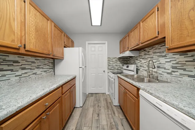 $159,900 | 10308 Circle Drive, Unit 301, Oak Lawn, IL 60453