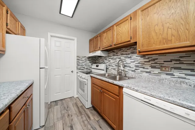 $159,900 | 10308 Circle Drive, Unit 301, Oak Lawn, IL 60453