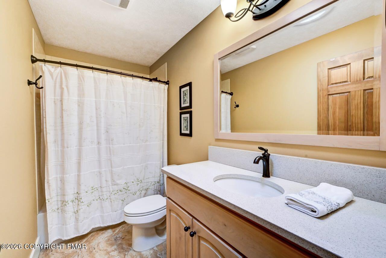 3173 Tall Timber Lake Road Pocono Pines, PA 18350 - Photo 21 of 28 2nd Floor Hall Bath
