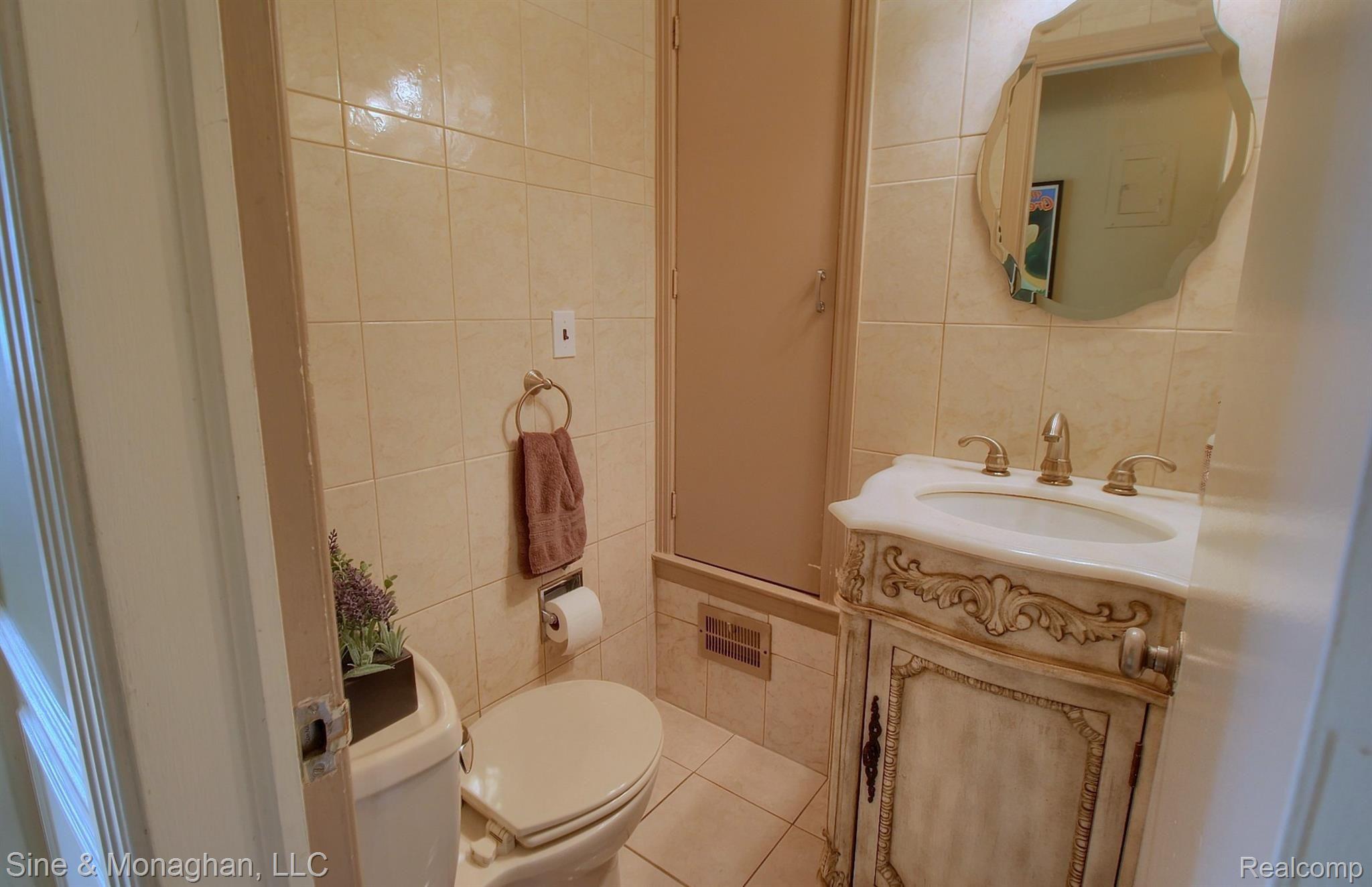 1354 Whittier Road Grosse Pointe, MI 48230 - Photo 15 of 40 17-Half Bath.jpg
