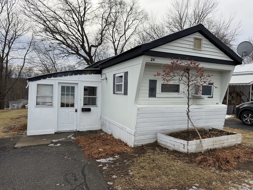 181 Boston Post Road East, Unit 26 Marlborough, MA 01752 - Photo 11 of 14 a front view of a house with garden