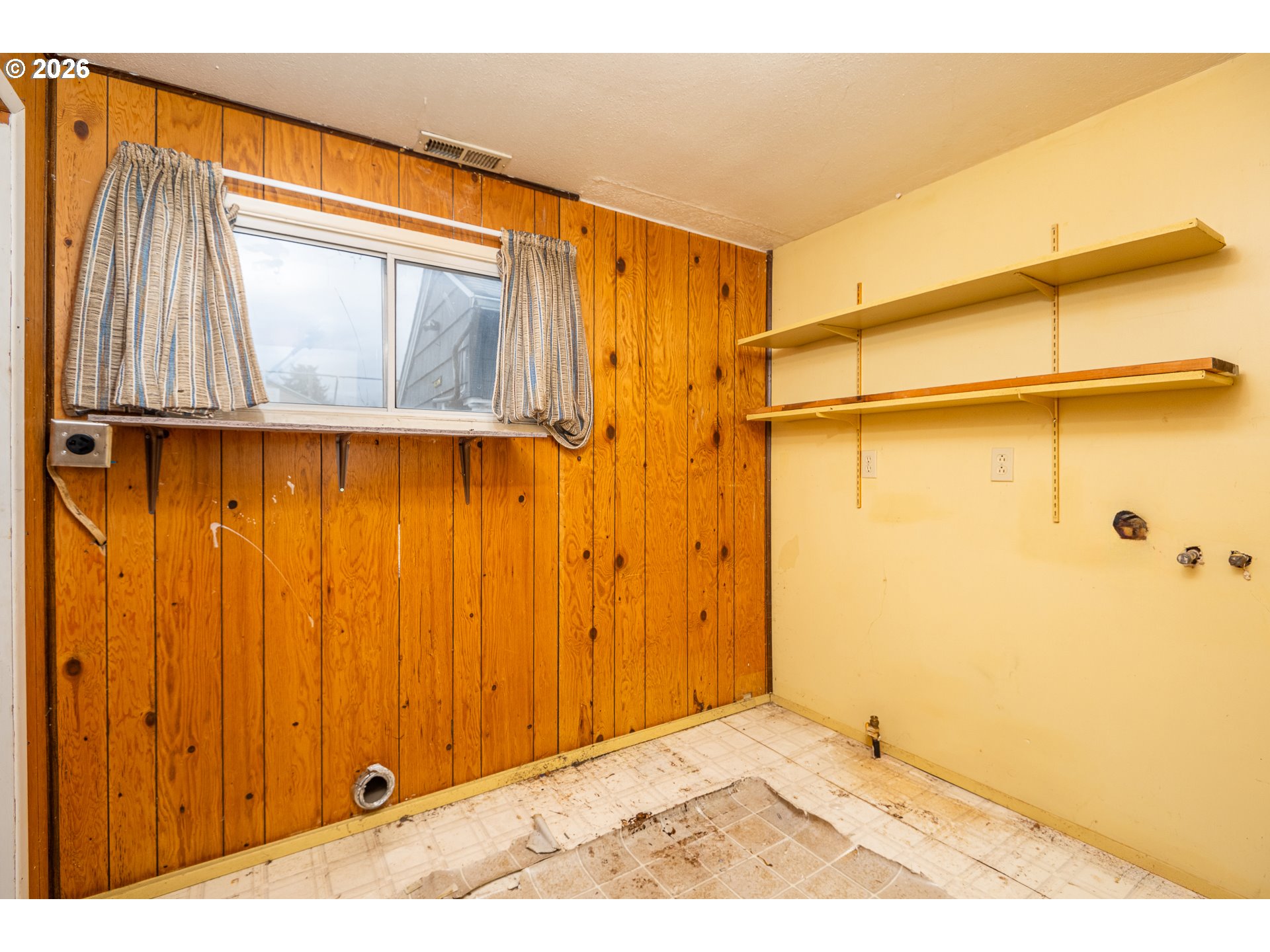 875 South 43rd Street Springfield, OR 97478 - Photo 17 of 22 a view of an empty room