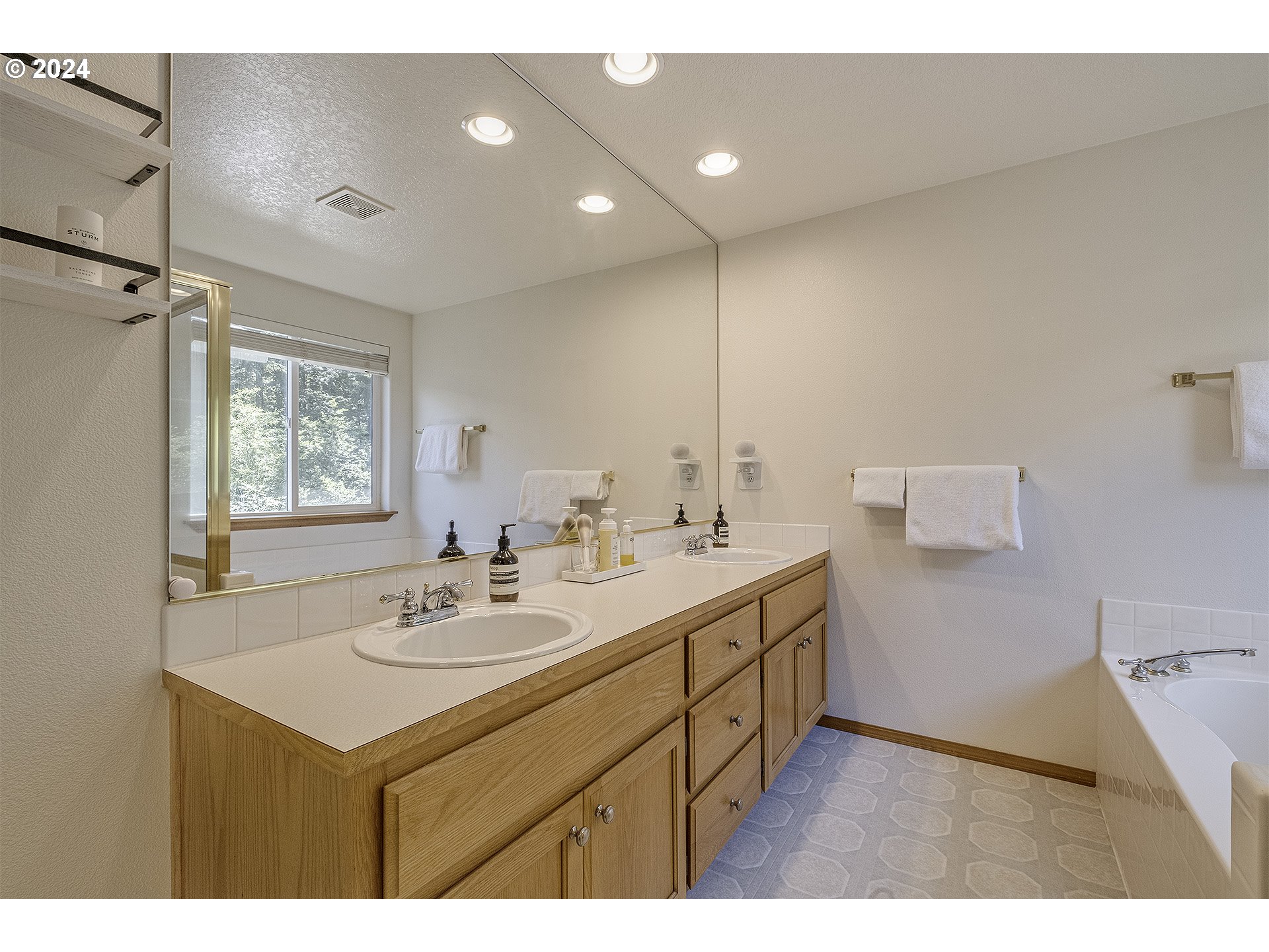 17824 Southwest Bryan Way Beaverton, OR 97007 - Photo 18 of 28 Gallery Image 18